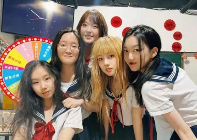 李嫣穿水手服晒美照,15岁露脐秀蛮腰,故意遮挡嘴唇不自信