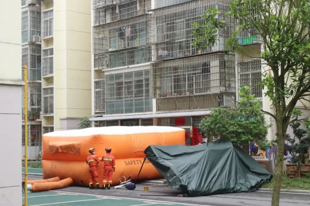 消防救援队接到报警,称安源新村44栋6楼楼顶有一名男孩跳楼