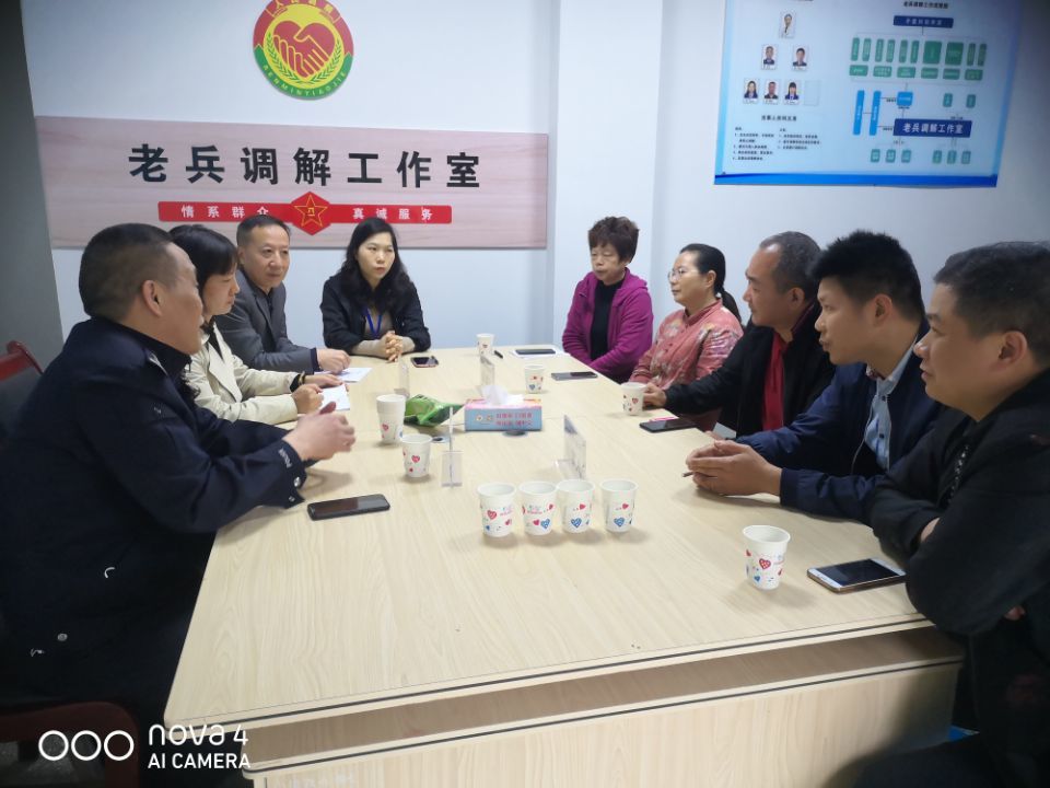 602居民范某,张某在社区工作人员的带领下来到老兵调解工作室,称其家