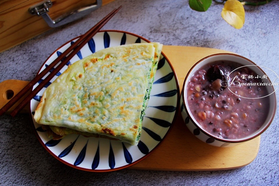 宝妈家营养早餐搭配:韭菜盒子 红枣芸豆杂粮粥.