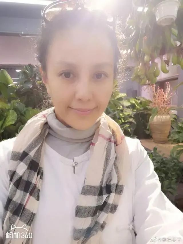 她被称内陆第一绿叶美人,神似王祖贤隐退嫁人,今女儿成日系美人