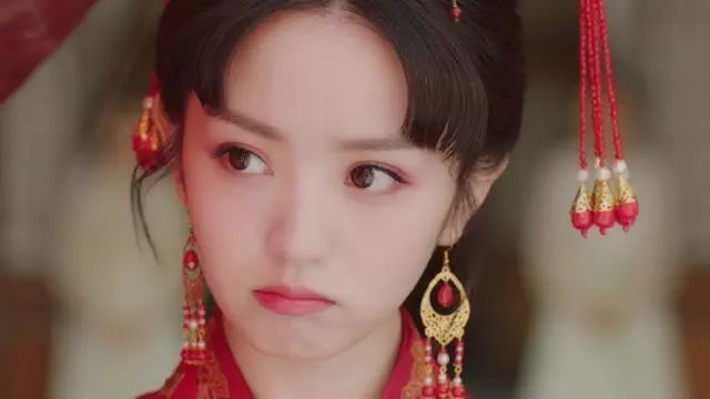少女感爆棚,一双水汪汪的大眼睛太迷人,让人想起了小燕子赵薇