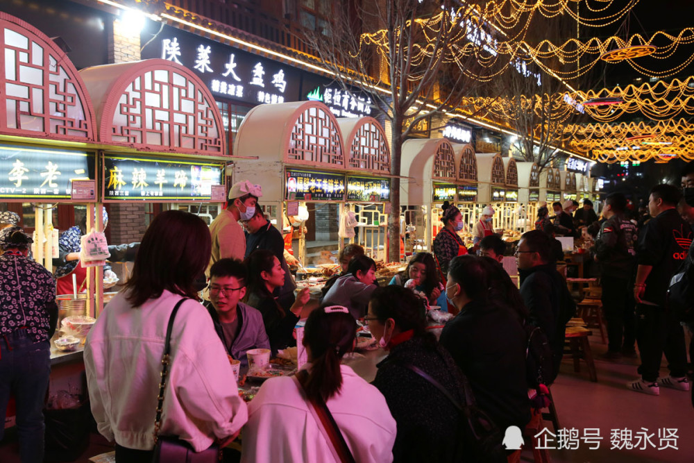 延安二道街夜市人气旺,做美食的大多是年轻人,传承陕北特色饮食
