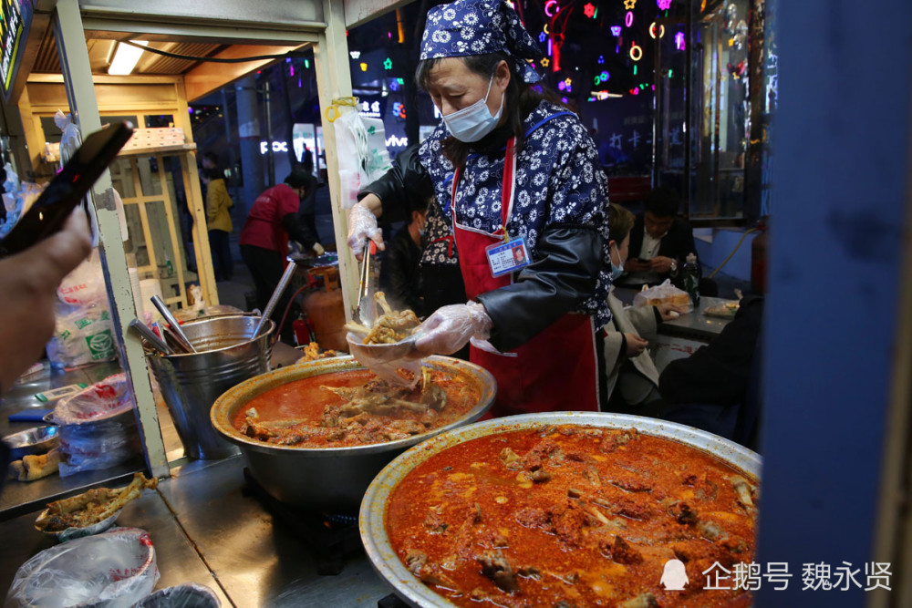 延安二道街夜市人气旺,做美食的大多是年轻人,传承陕北特色饮食