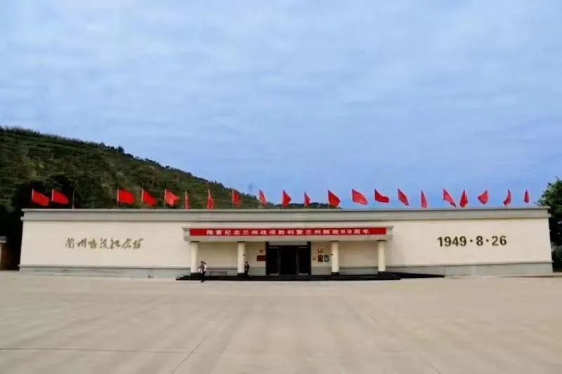 广大市民纷纷前往八路军驻兰州办事处纪念馆,兰州战役纪念馆等红色