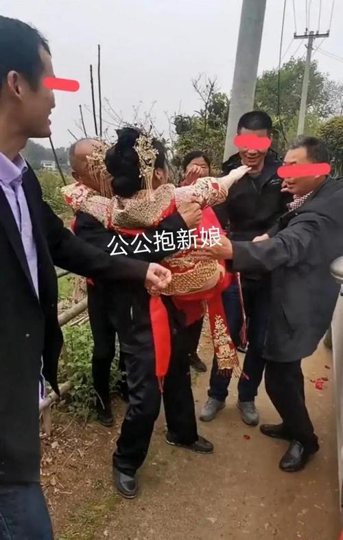 一对新人结婚,公公按风俗抱儿媳回家遭拒,"老公你来抱