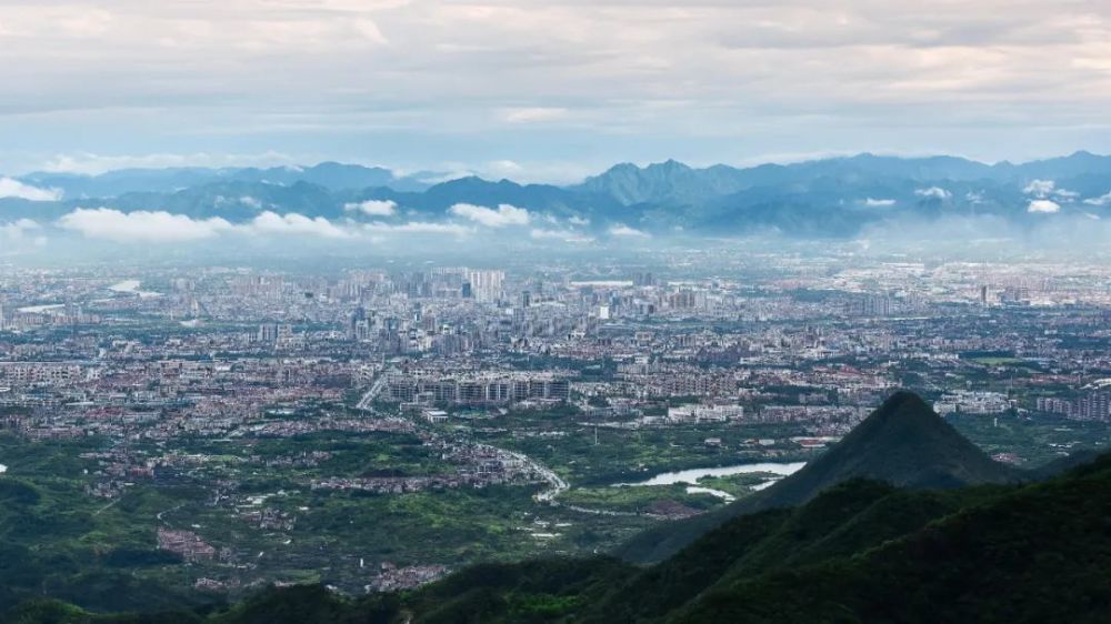 登上金华尖峰山, 体会大自然的妙趣横生. 在九峰牧场,与大自