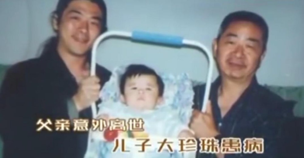 52岁秦勇带患病儿子现身,头发邋遢似稻草,妻子多年不见踪影?