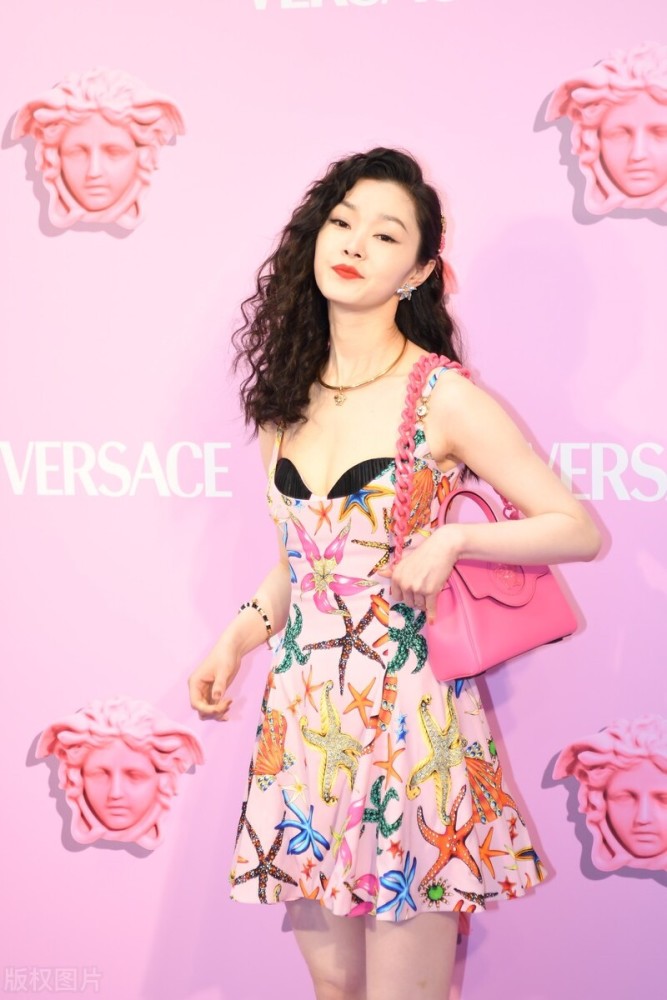 露毛内衣表演_内衣美女