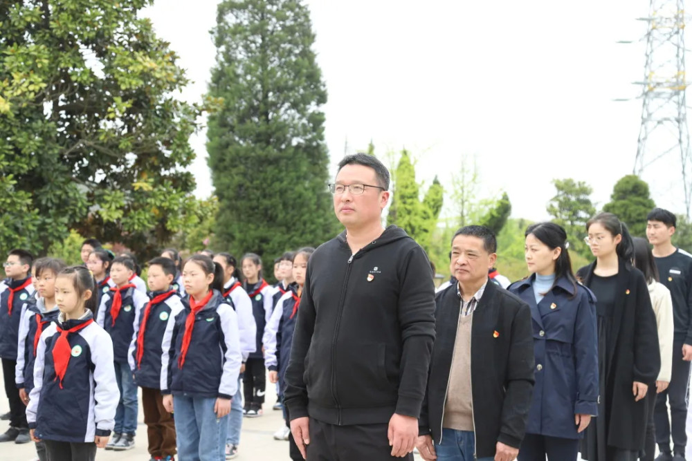 无锡市东湖塘实验小学缅怀先烈,致敬建党百年