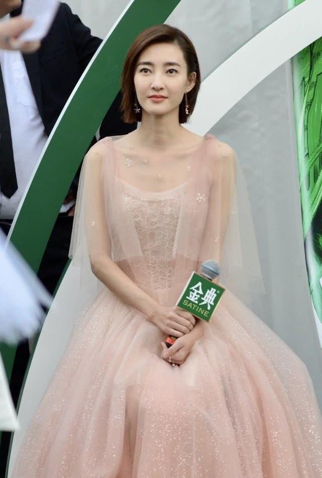 王丽坤穿"流水裙"身材清晰可见,和吴亦凡吻戏暴露女人