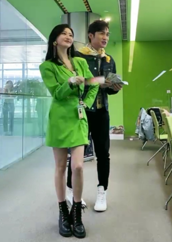 景甜开启秀腿模式,穿西装玩下衣失踪,筷子腿超抢镜