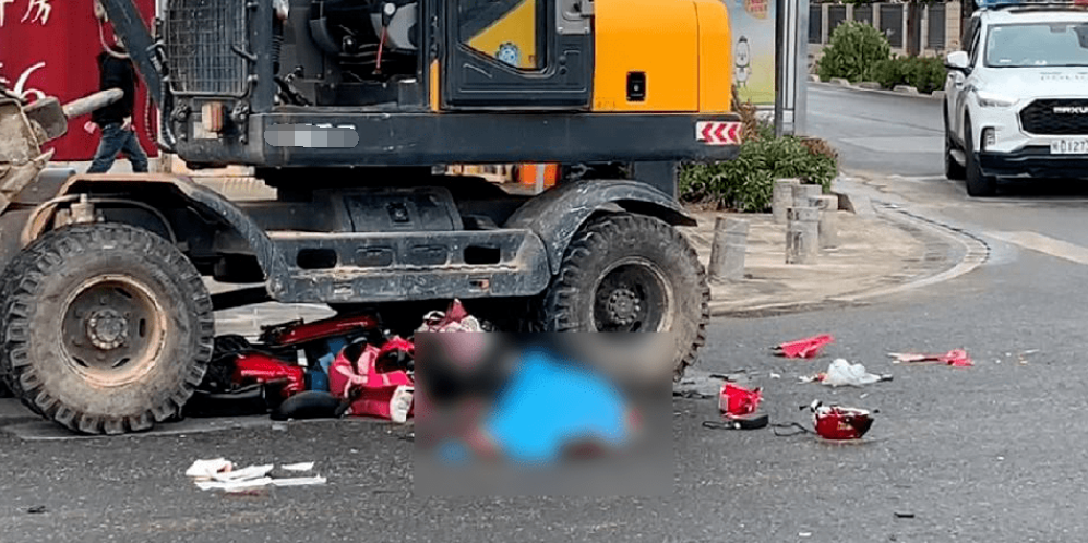 广东茂名一摩托车撞上叉车臂,驾驶员被"削"倒在地,目击者称:当场身亡