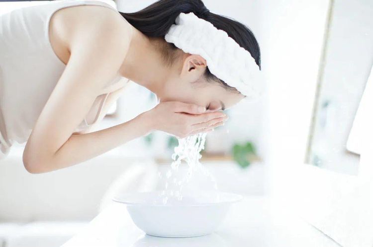 使用正确的洗脸方法 保持弹性脸部肌肤 美容养生从洗脸开始