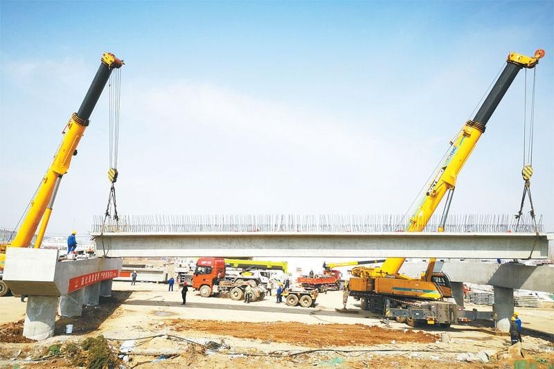 东南外环快速通道改扩建项目全线首片预制梁架设成功标志着项目桥梁