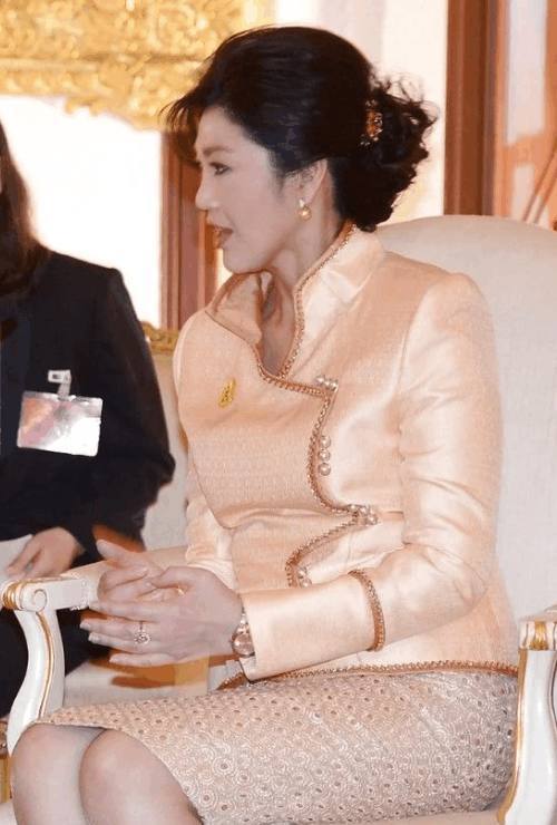 好一个行走的衣架子!泰国前美女总理英拉