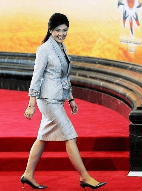 好一个行走的衣架子!泰国前美女总理英拉