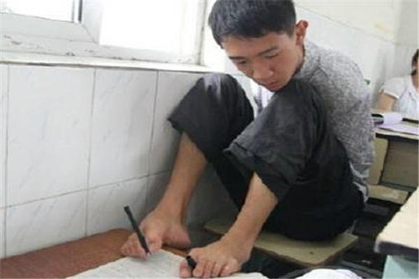 考场用脚写字四川无臂男孩考上同济大学研究生高校做法太暖心