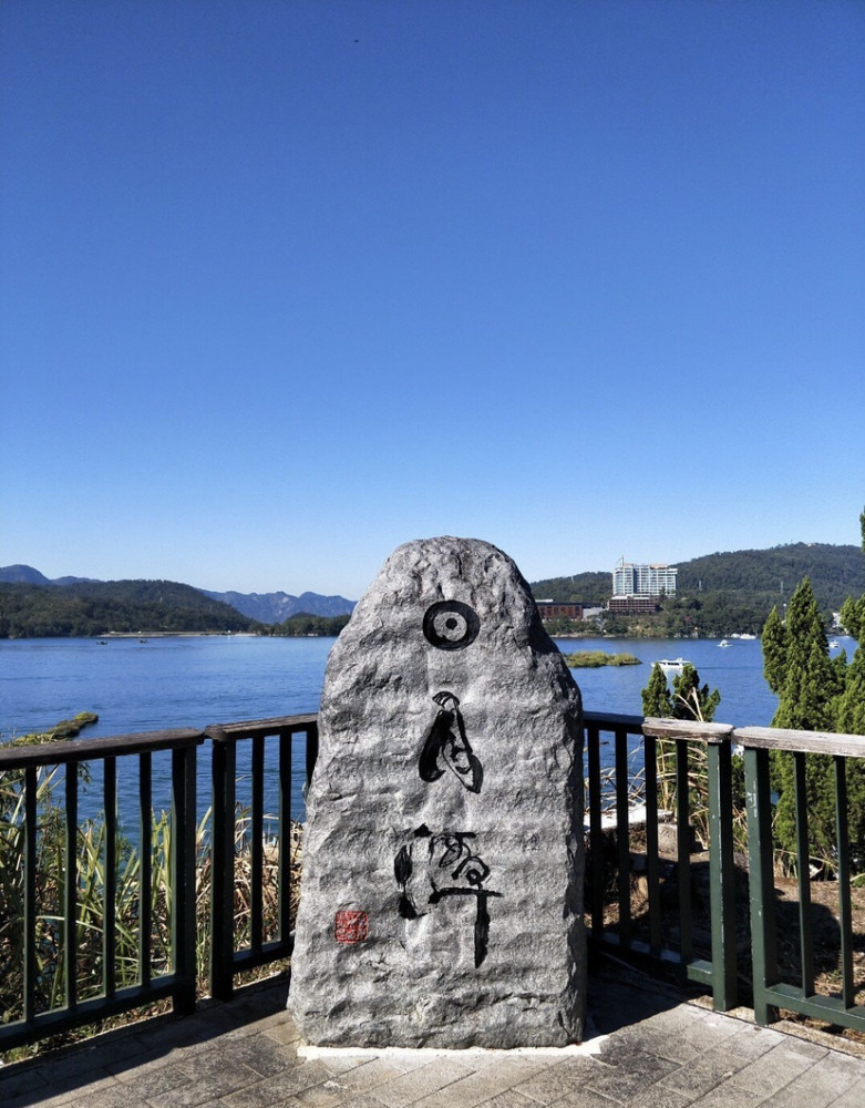 台湾缺水日月潭近照曝光:潭底干涸龟裂成块状 大量肮脏废物浮现