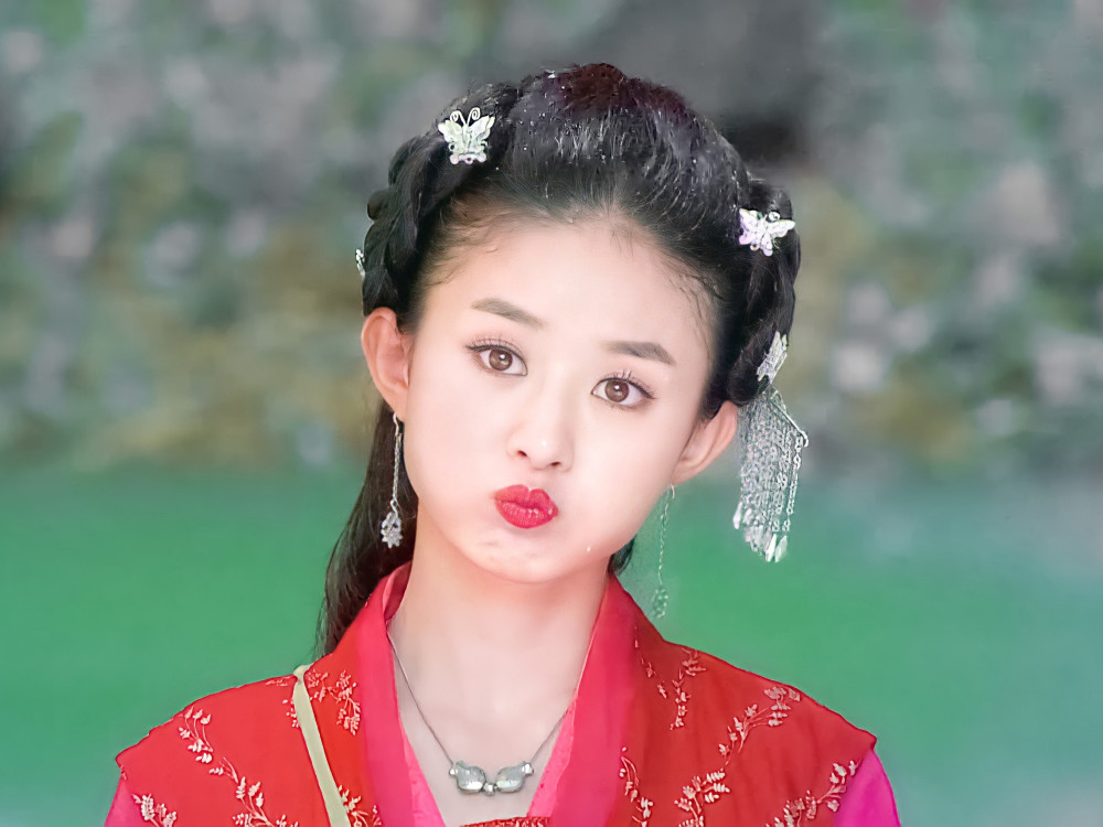 赵丽颖杂志内页大片释出,穿蓝色长裙像精灵,采访中谈生活哲学