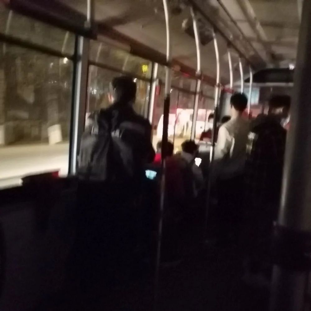建议改善北京郊外公交车夜间行驶车内照明