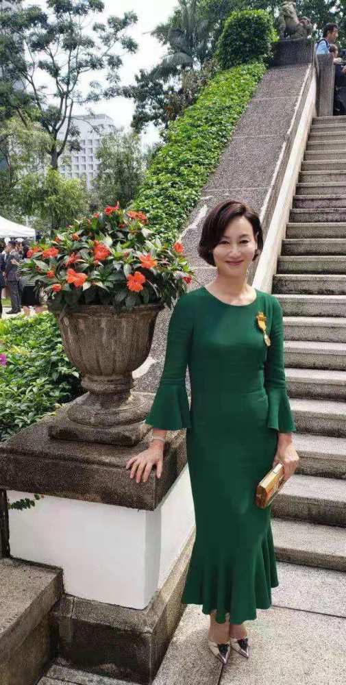 惠英红年过60也时髦,简约风穿搭不复杂,却意外高级又年轻