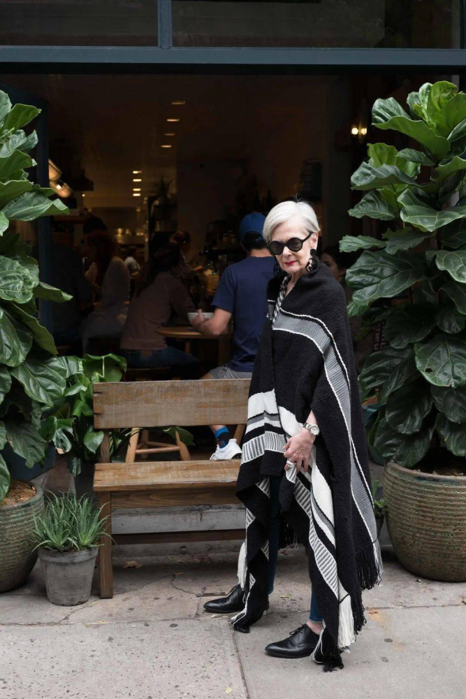 身高157的68岁老太太,无惧皱纹白发,演绎独特时尚