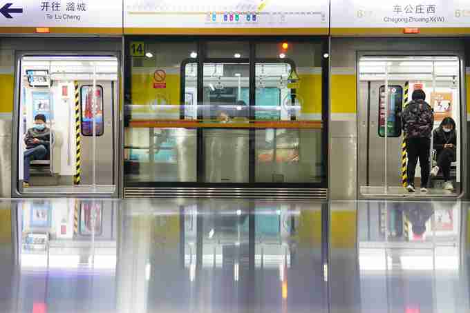 北京地铁先后分5批次编制实施13条线路超常超强列车运行图,10条线路最