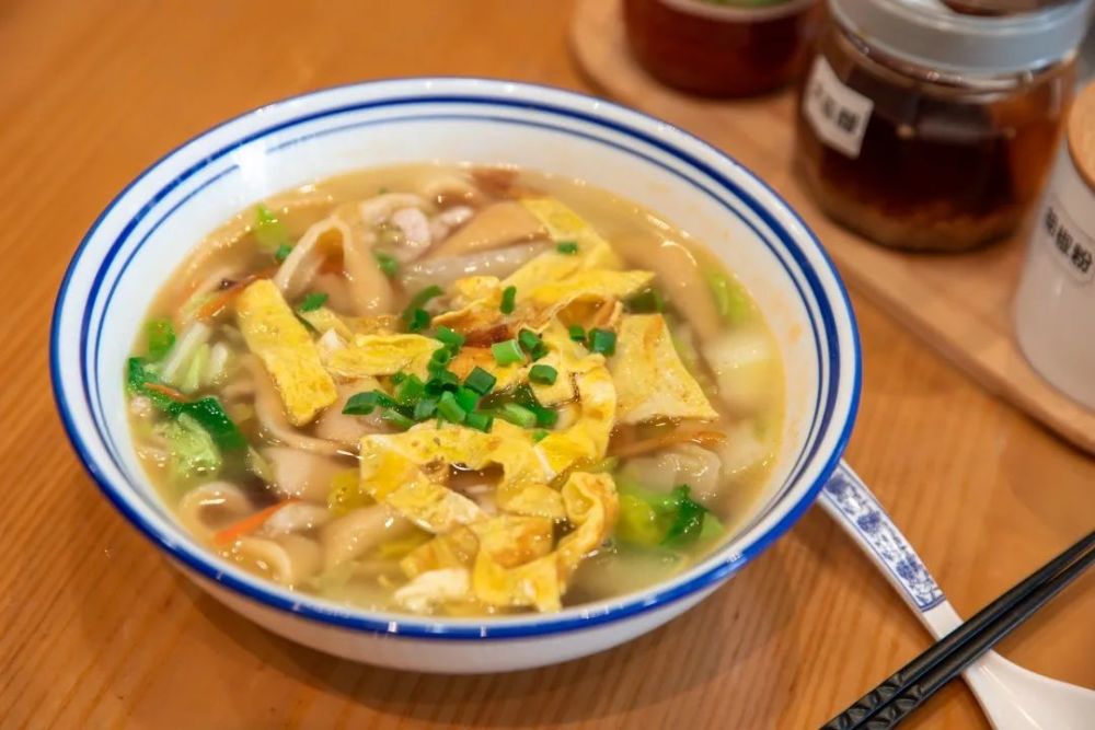 这锦粉面也是出自店长的父亲之手,比别处的再多一点番薯味儿.