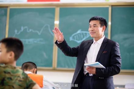 河南省镇平县黑虎庙小学校长张玉滚:一根扁担挑起山里娃的上学梦