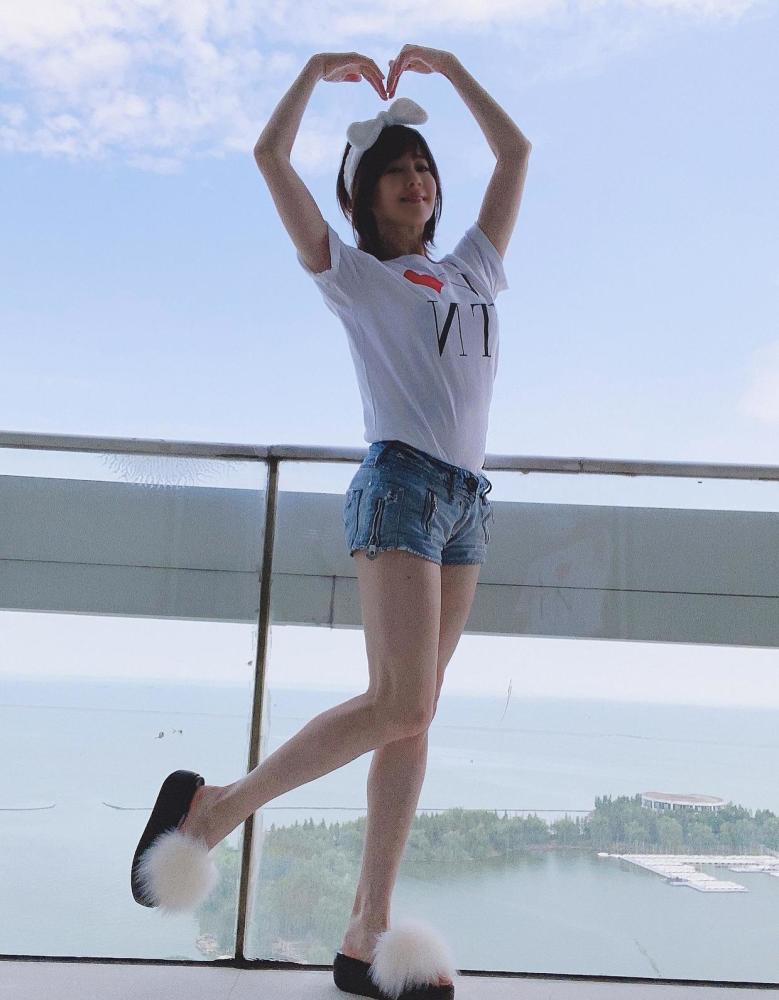 左小青虽是"大婶"年纪,穿搭像小姑娘,白卫衣配牛仔裤清新减龄