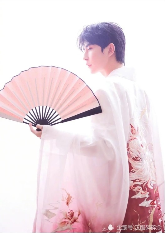 在他的微博,也有好多穿着汉服的照片呢.