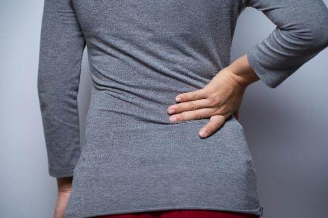 女人经常腰痛是怎么回事?或许跟这5个原因有关,不妨一看