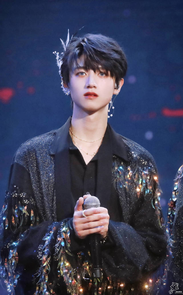 tf家族 朱志鑫│少年on fire│薄雾环绕白月 少年踏星