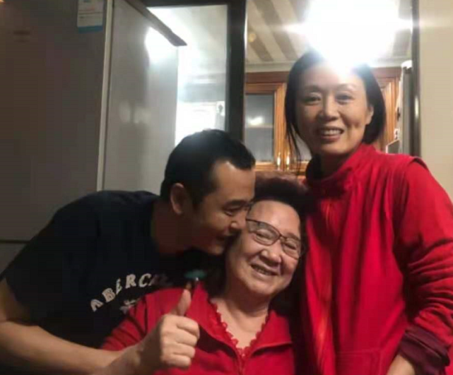 59岁吴琼为婆婆庆生,小15岁的老公同框,其乐融融的一