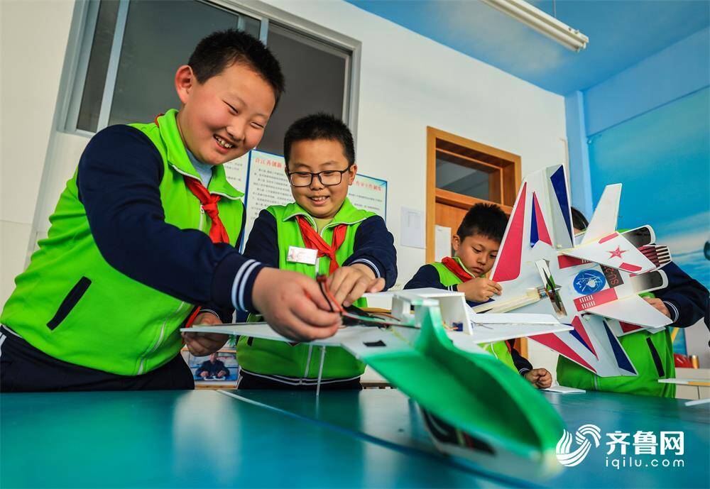 齐鲁网·闪电新闻4月7日讯 4月7日下午,威海荣成世纪小学的学生们在