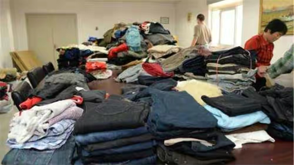 大街上无偿捐赠的旧衣服,到非洲变成新衣服变卖,你还愿意捐吗?