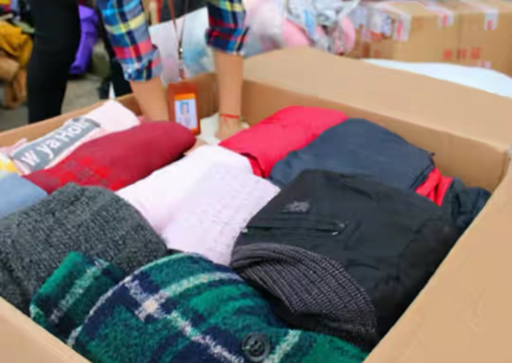 大街上无偿捐赠的旧衣服,到非洲变成新衣服变卖,你还愿意捐吗?