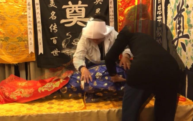 人死后为何一定要穿着寿衣下葬?其中有科学依据,不是防尸变