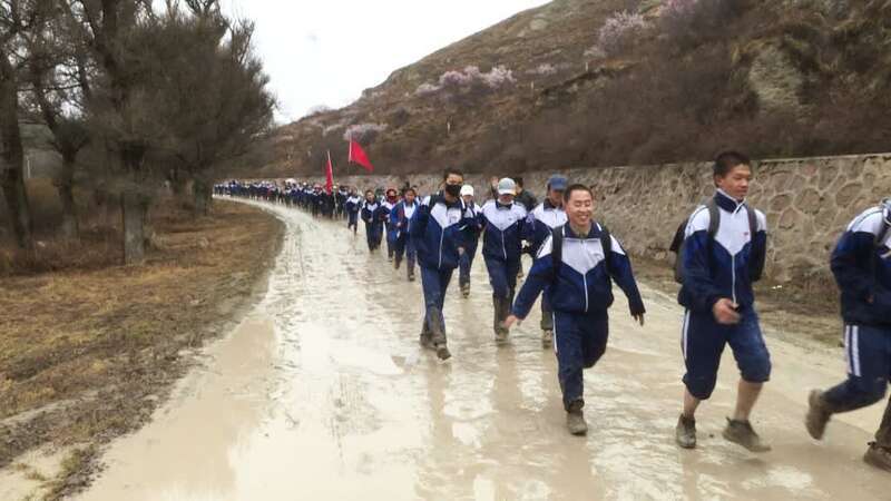 宁夏固原:中学师生连续26年徒步百里祭英烈"这是人生中最有意义的一堂