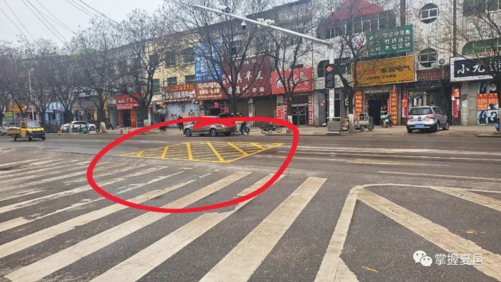 新增加了一种道路标识 —— 划了黄色网格线