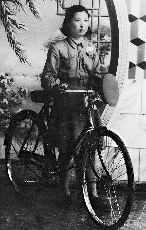 1944年,八路军女兵骑自行车.