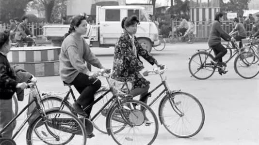 老照片:自行车在中国