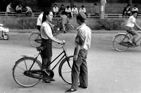 老照片:自行车在中国