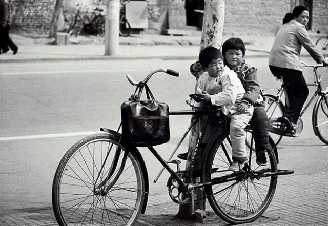老照片:自行车在中国