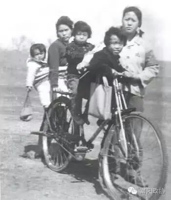 老照片:自行车在中国