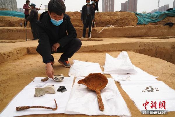 4月7日,河南郑州,古墓葬出土的部分文物.