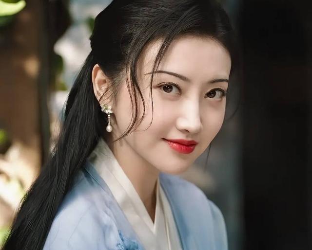那就是最近如火如荼的景甜,景甜在剧中扮演的司藤,她的服装造型搭配