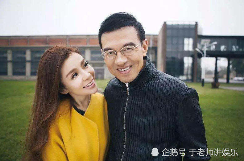 朱迅全家出行,老公比她大八岁已是满头白发,15岁儿子是学霸