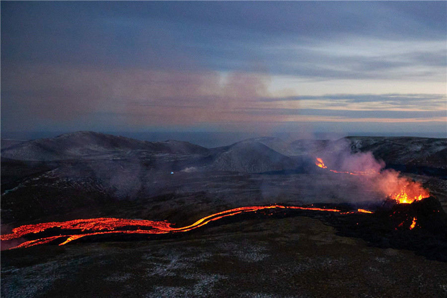 冰岛法格拉达尔火山持续喷发